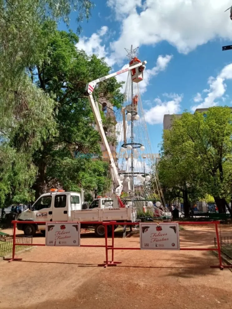 [HAY FOTOS] EDESA ya comenzó a montar el Árbol de Navidad en la Plaza 9 de Julio