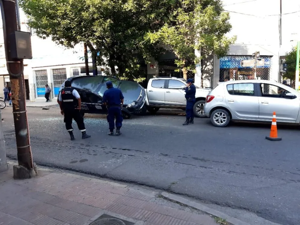 Increíble choque en pleno centro salteño: un auto terminó arriba de una ...