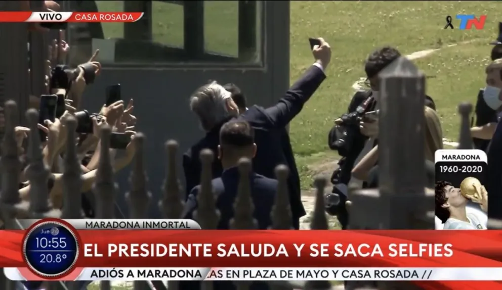 Pan y circo: en pleno pico de pandemia y otros problemas sociales los usuarios se indignan con el velatorio de Diego Maradona