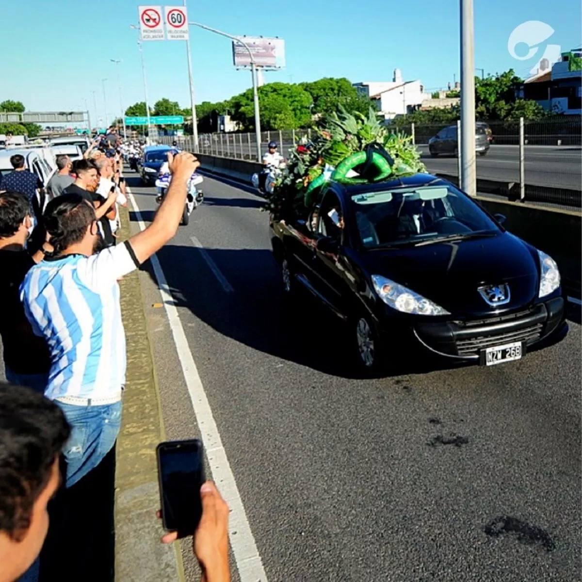 Caos en el cortejo f nebre El coche se pas qued atrapado en la