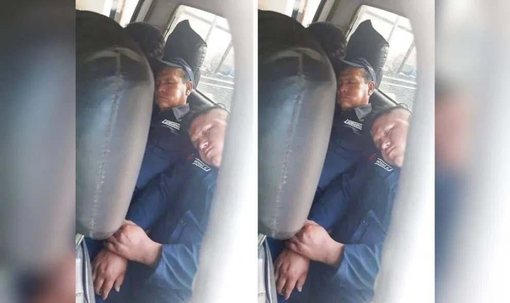 Terrible escrache: policías fueron encontrados durmiendo en un vehículo oficial con aliento alcohólico