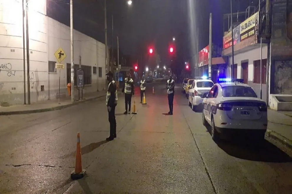 Tremenda fiesta: empleado de un hospital salteño fue detenido en el vehículo oficial, borracho y con chicas trans