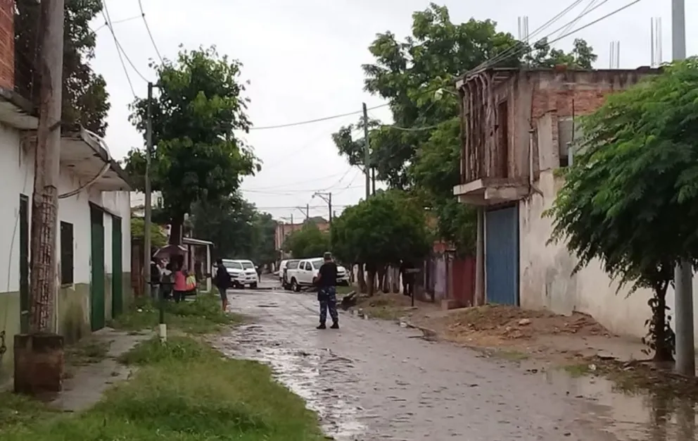 Salteño furioso: en plena vía pública, ahorcó a su ex pareja, le arrancó la ropa y la quemó