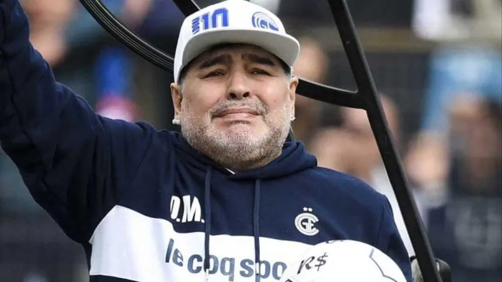 Impactante y repudiable: la nueva foto de Diego Maradona desnudo en el cajón