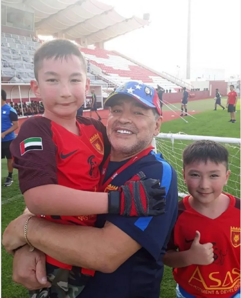 La emotiva historia del nene sin piernas que jugó con Diego Maradona y hoy lo llora