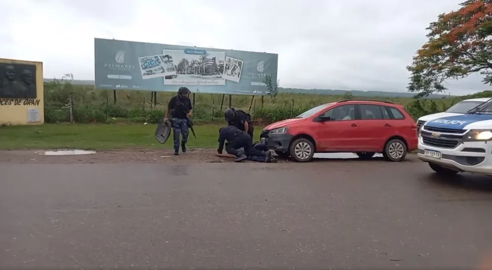 ¡Se picó! A punta de escopeta, la policía ahuyenta a las "pirañas" que intentan saquear las cervezas del camión volcado