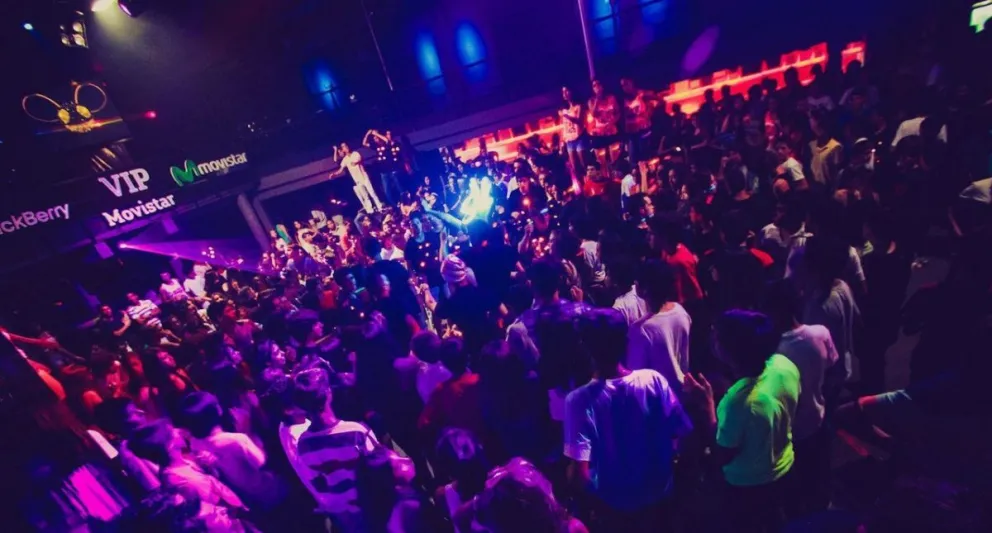 VIDEO: Mujer estrangula y deja inconsciente a portero de discoteca al creer que le palmeó la cola