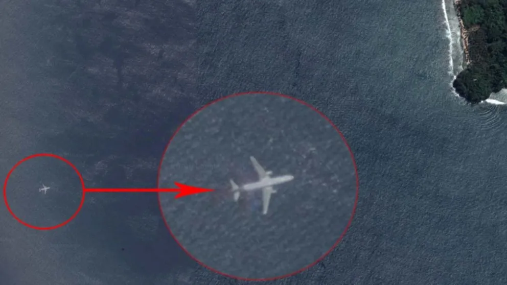 VIDEO: Descubren en Google Earth un "extraño" avión 'sumergido'