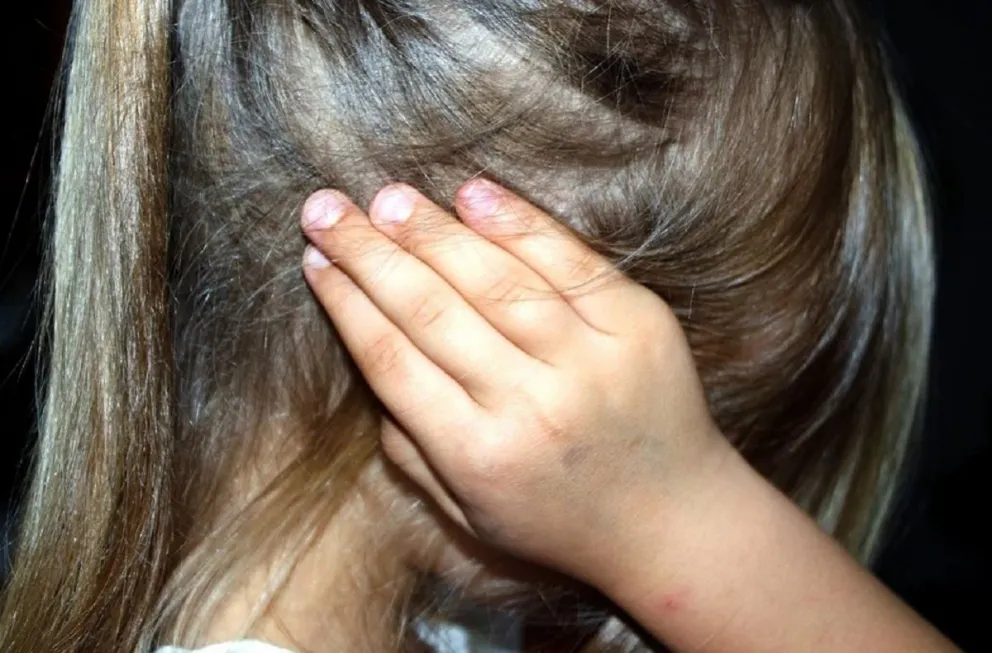 Madre pedófila filmaba a su hija mientras el padrastro la abusaba