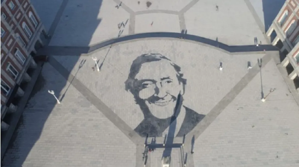 Pintaron la cara de Néstor Kirchner en La Rambla de Mar del Plata y opositores la borraron
