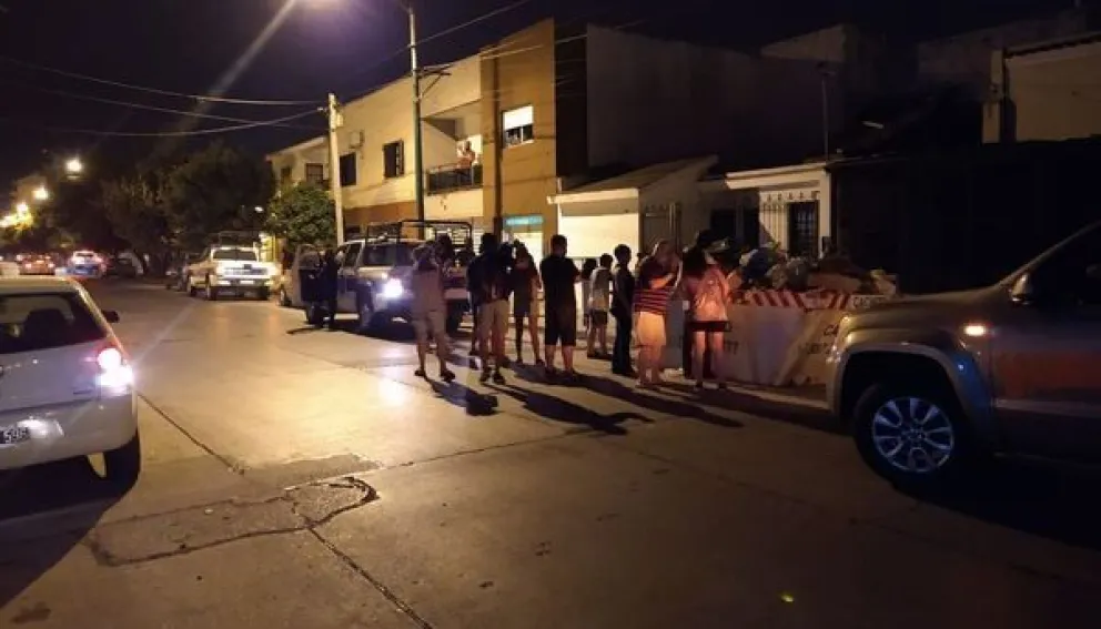 Vecinos en la casa del acusado