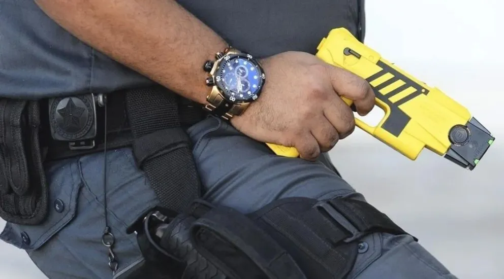 Alberto Fernández autorizó la adquisición e ingreso de pistolas Taser para reforzar las Fuerzas de Seguridad