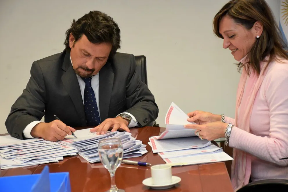 Gustavo Sáenz firmó las escrituras de las viviendas del barrio San Alfonso