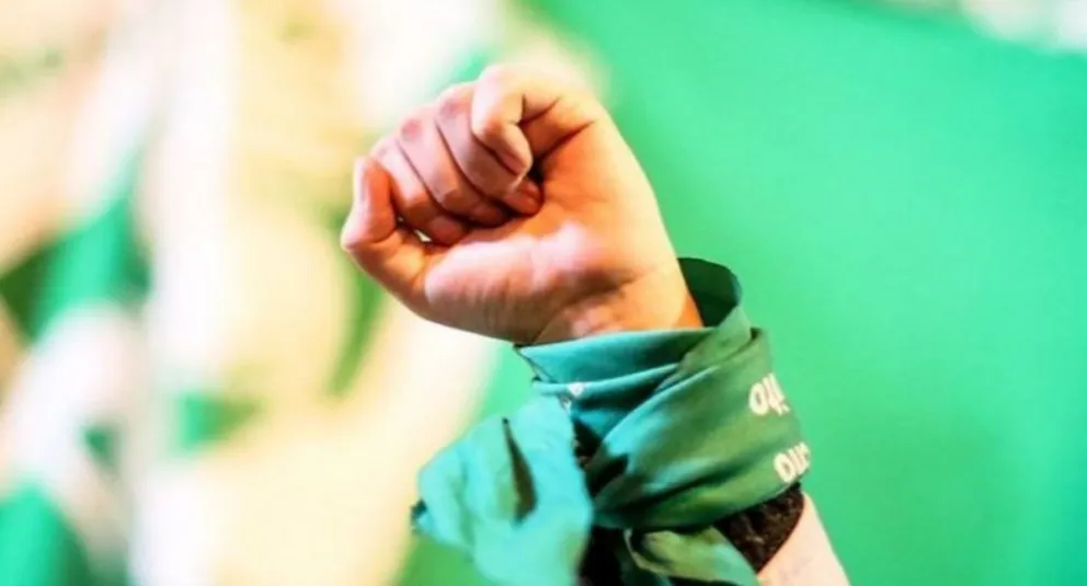 Quisieron sacarse una foto con el pañuelo verde en el colegio y recibieron un castigo inesperado
