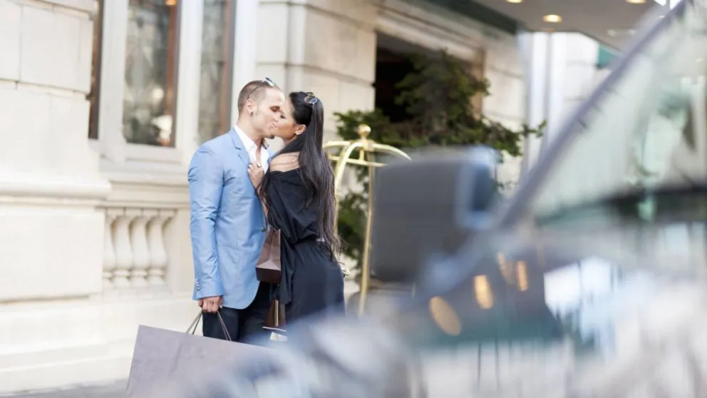 VIDEOS. Mujer castiga públicamente a su marido por serle infiel ¡Tremendo!