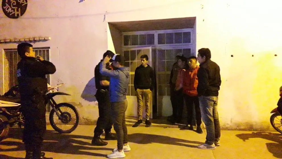 La Policía clausuró una fiesta clandestina y un local comercial durante la madrugada