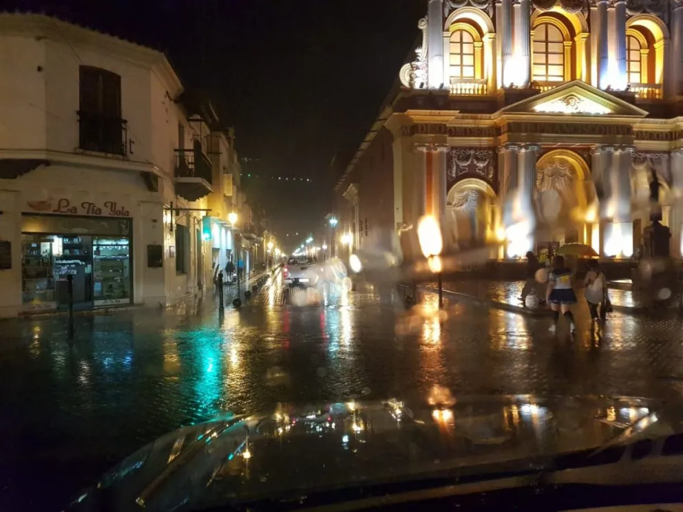 El resultado de las obras de Sáenz: llueve torrencialmente, pero las calles de la Ciudad no están inundadas