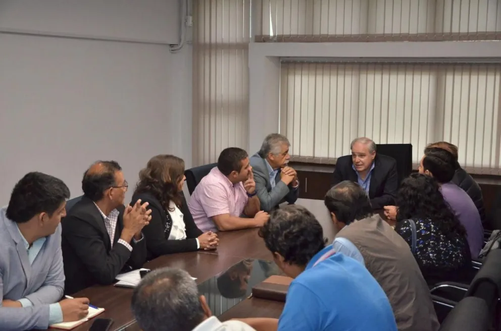 Matías Cánepa firmó un convenio con intendentes para refaccionar las escuelas del interior