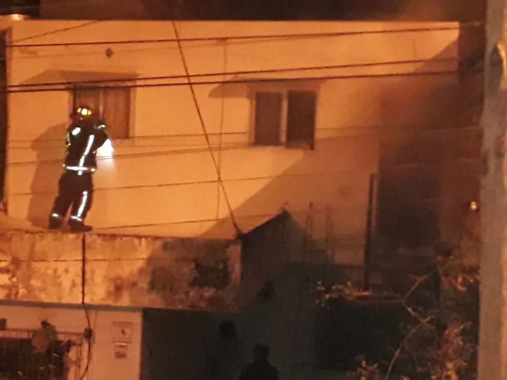Incendio en una vivienda salteña: dos personas fueron rescatadas