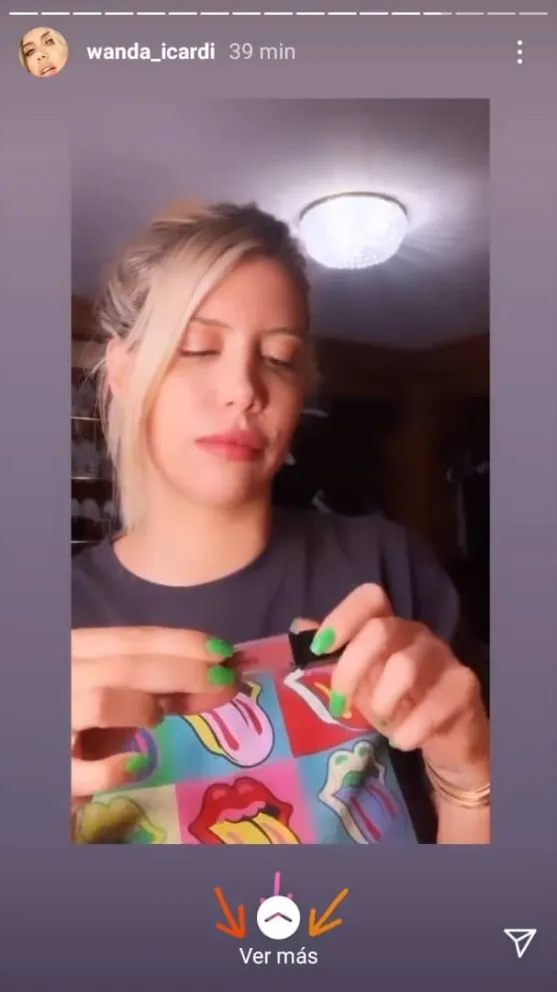 Wanda Nara presume de su línea de cosméticos en italiano