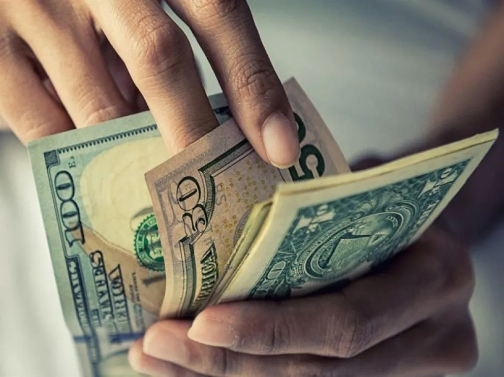 En caída libre: el dólar blue sigue perdiendo valor así cotiza hoy 4 de diciembre