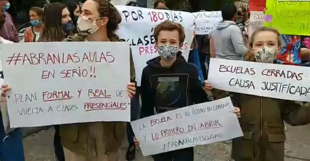Reclamo y abrazo simbólico en el Colegio Nacional