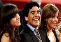 Maradona y hijas. Fuente: (Twitter)