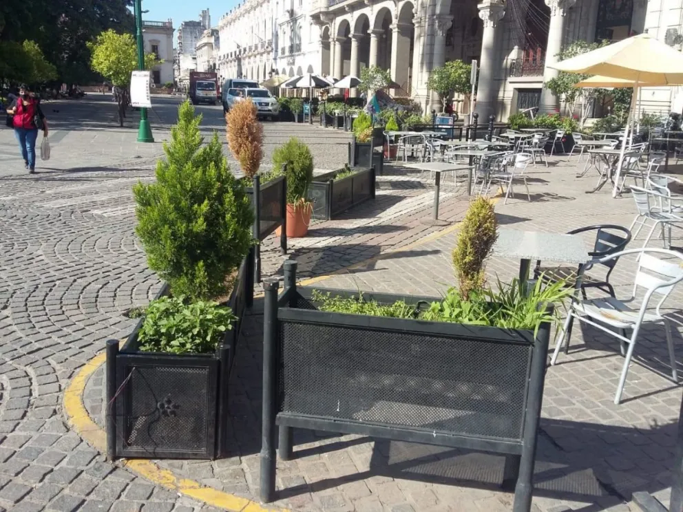 Pasados en pícaros: una reconocida confitería de Salta se "adueñó" de una senda peatonal