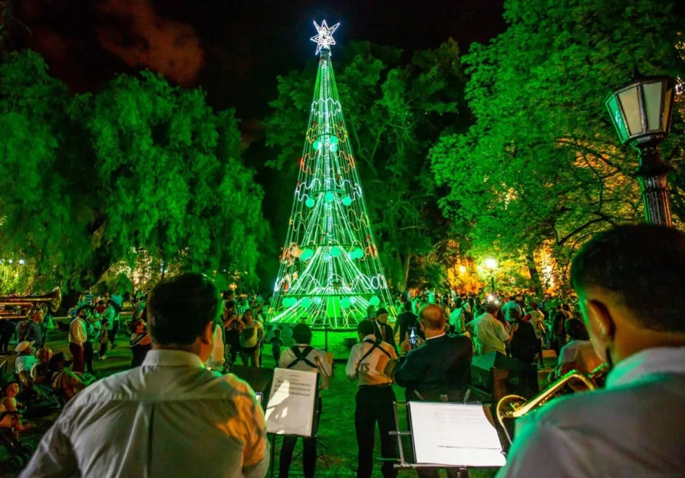 Se encendieron las luces del arbolito y Salta ya respira espíritu navideño