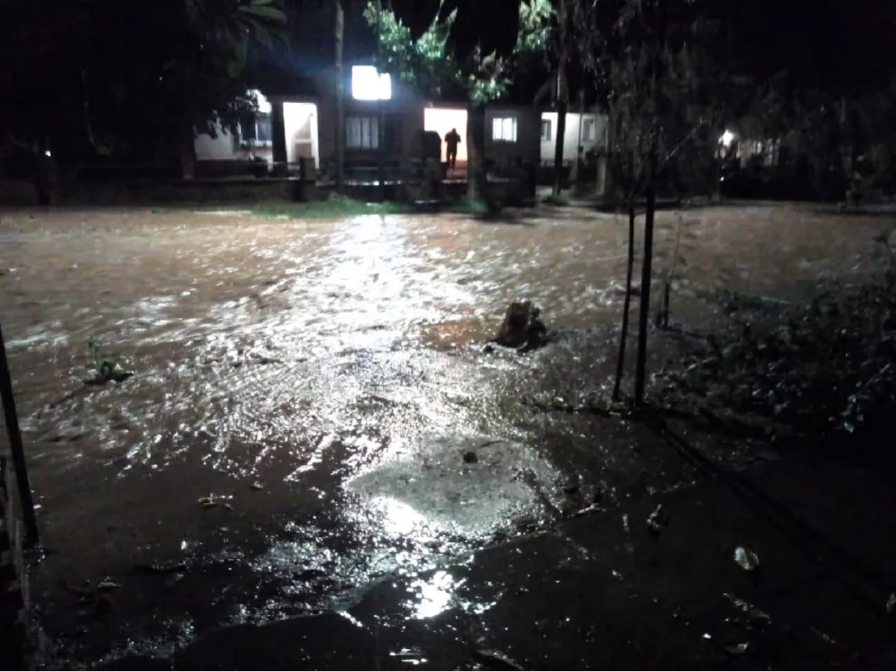 Evacuados y calles inundadas: así amaneció una localidad salteña duramente golpeada por el temporal