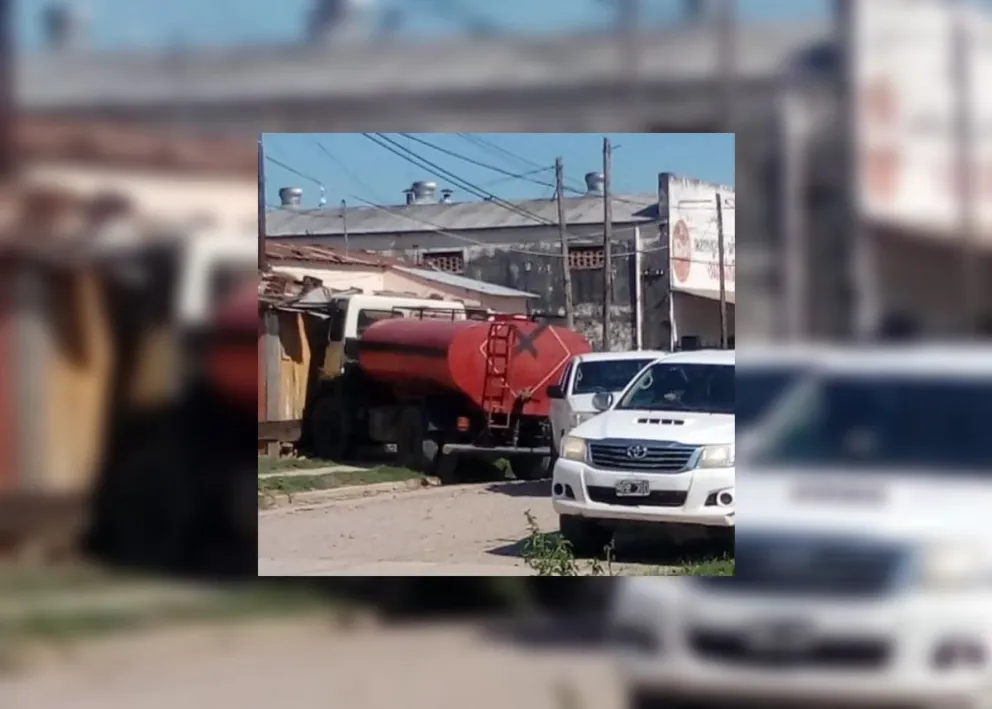 Familia salteña se llevó el peor susto: un camión de la municipalidad terminó adentro de su casa