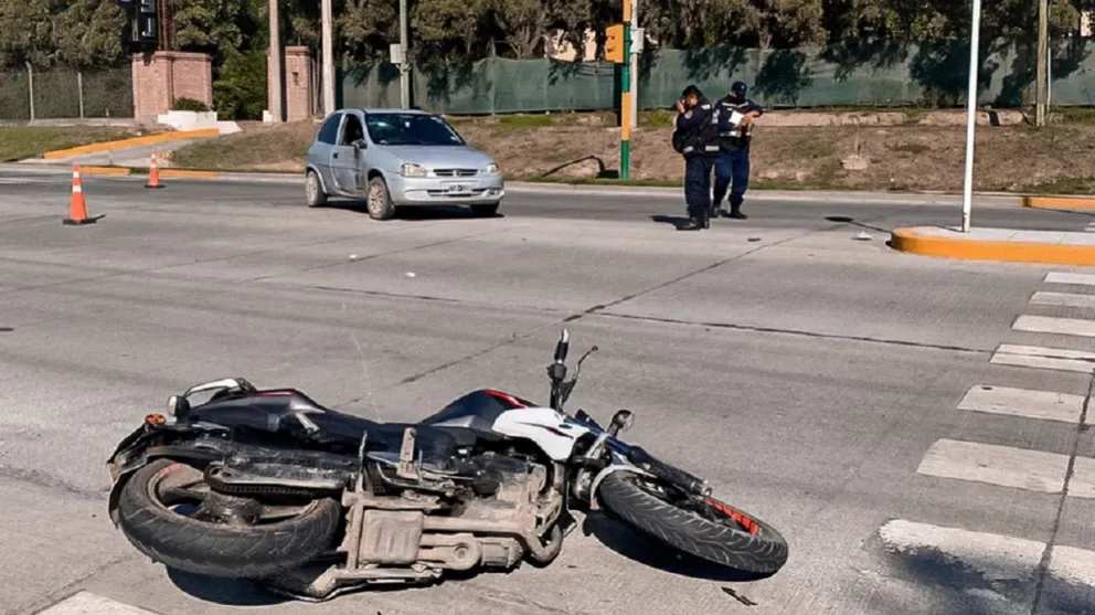 Violento choque en Salta: mujer iba en moto y dio su cuerpo contra el parabrisas de un auto
