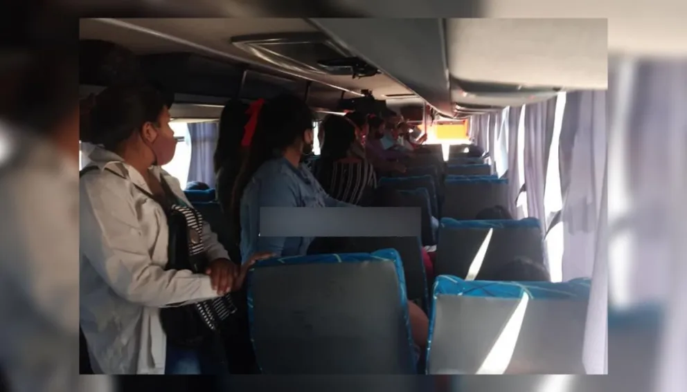¿Y los protocolos?: salteños en el interior viajan en colectivos amontonados como ganado