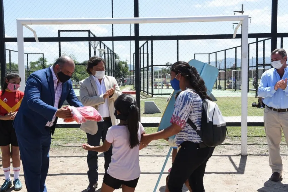 En La Lonja, los vecinos ya cuentan con una Plaza del Deporte