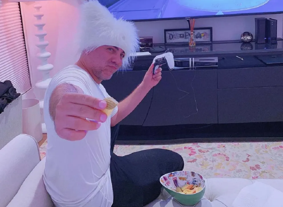 Cristian Castro se tomó una foto tomando leche en mamadera sin importar las críticas  