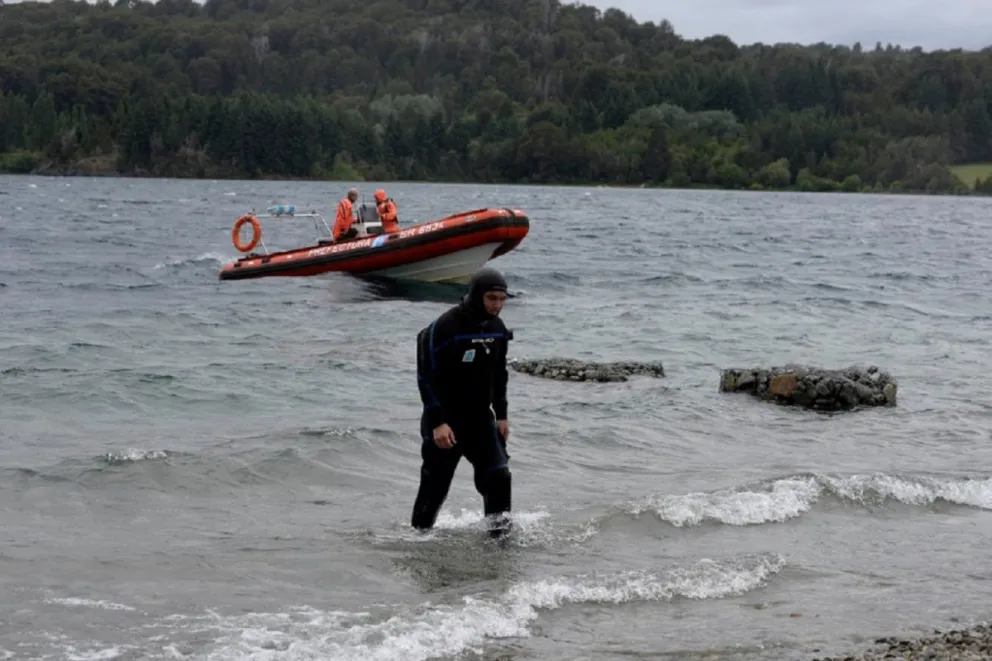 Búsqueda de un enfermero que cayó de un kayak en Bariloche