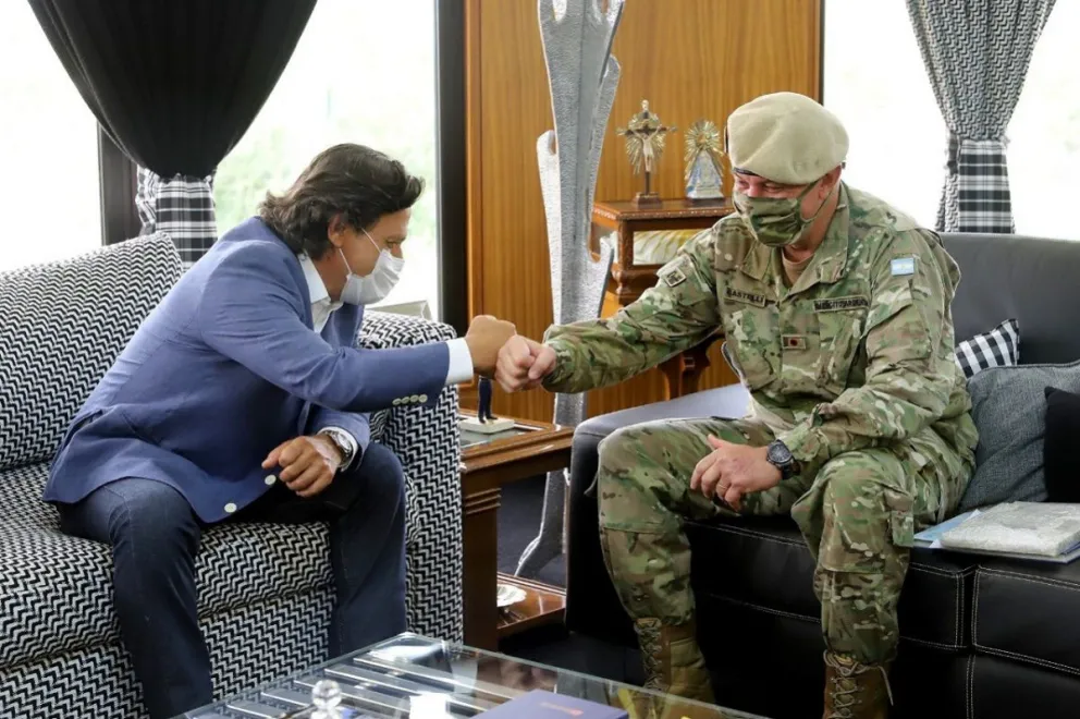Gustavo Sáenz entregó un reconocimiento a Mariano Castelli por su labor en el Ejército Argentino