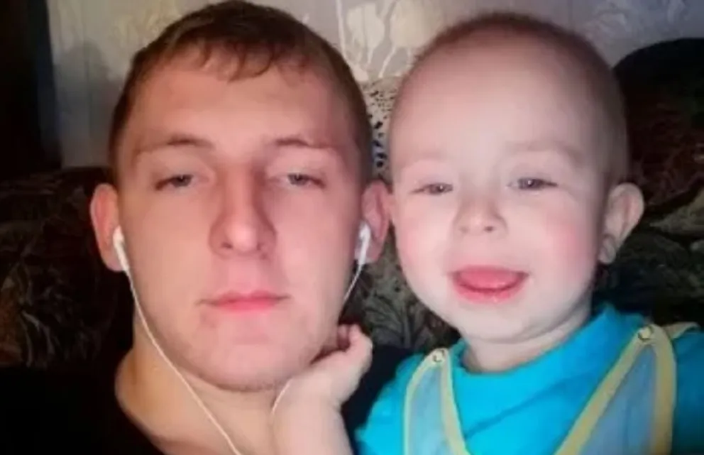El bebé de dos años con su papá