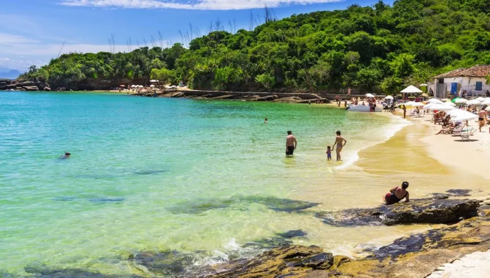 Brasil: Ordenan salir a los turistas por un rebrote de coronavirus