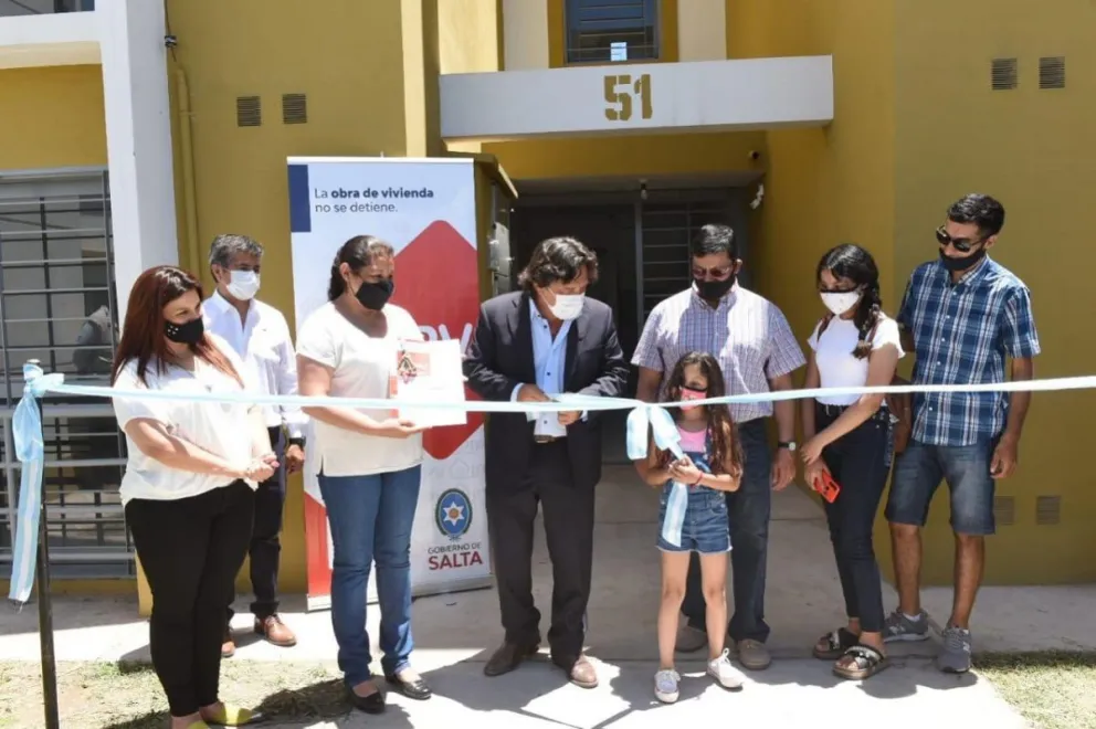 Gustavo Sáenz entregó viviendas en el barrio El Bosque e hizo anuncios