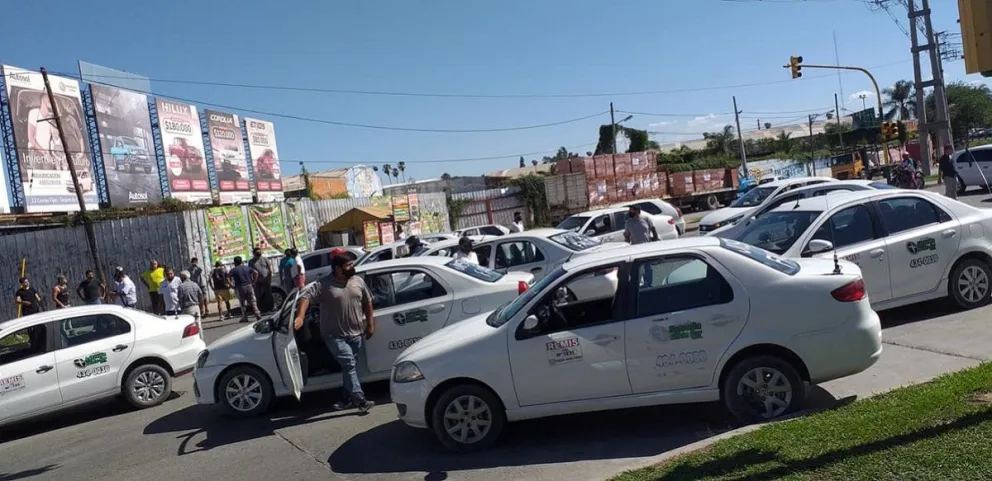 Remiseros y taxistas salieron a manifestarse y pedir botones antipánico tras la muerte de un compañero