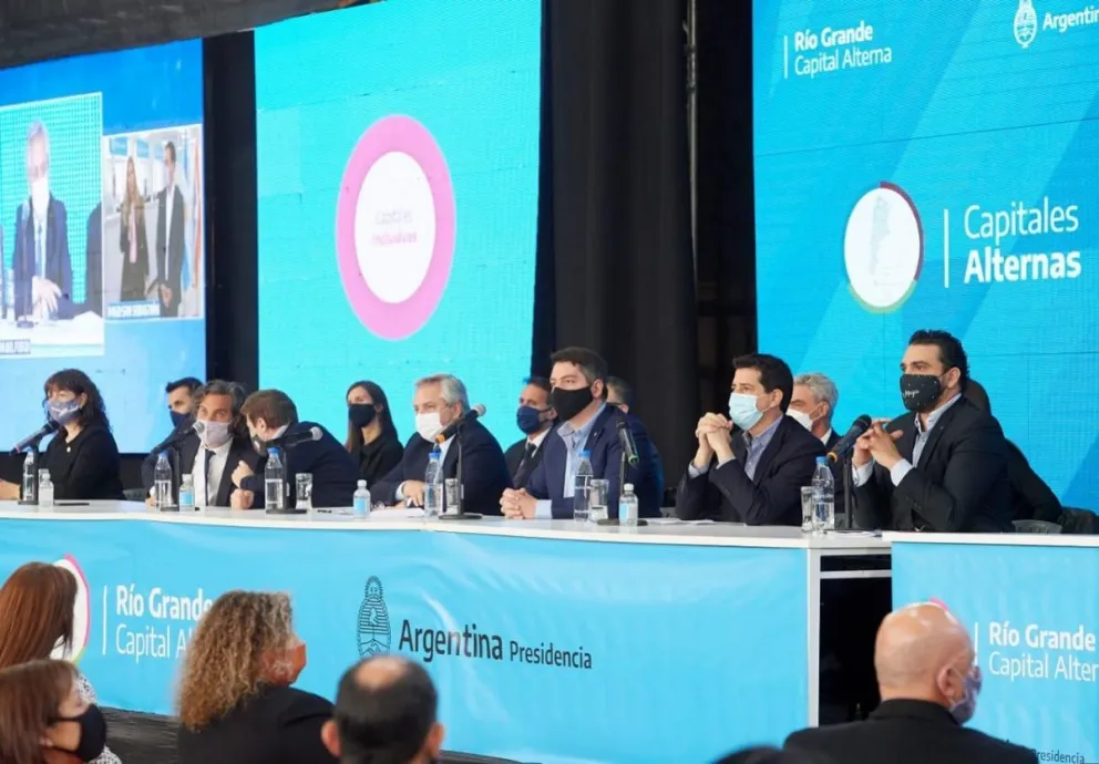 Alberto Fernández agradeció a los gobernadores a intendentes por "sacar el país adelante"