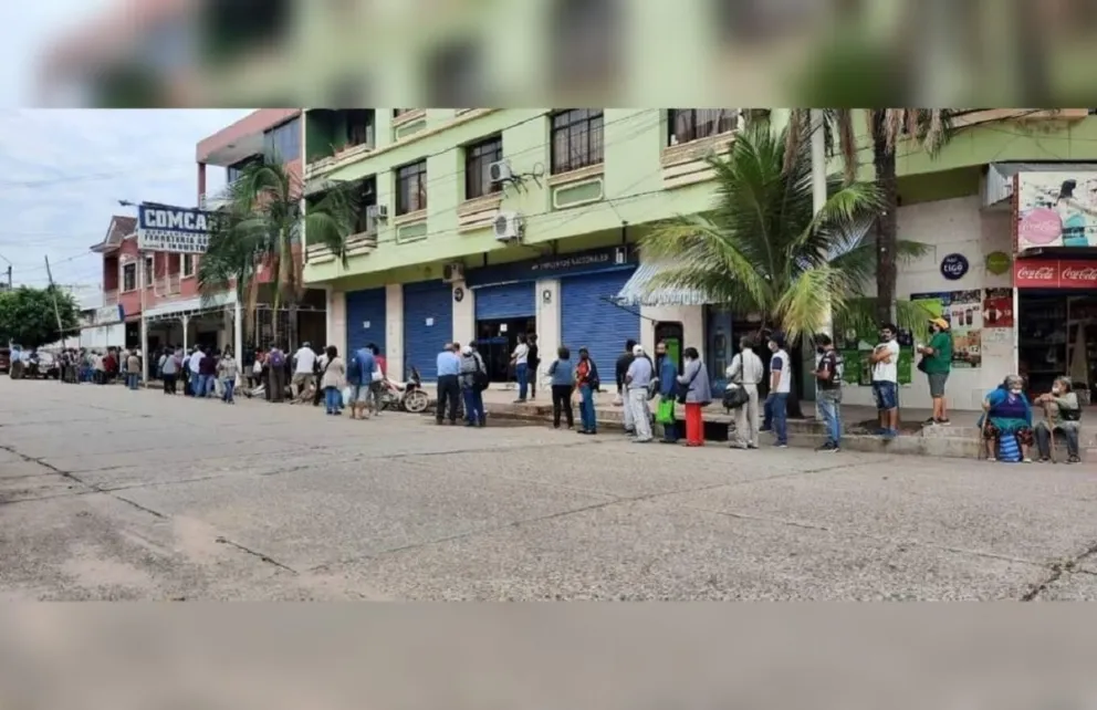 Tensión en la frontera: bolivianos denuncian que salteños van a cobrar planes sociales y colapsan el sistema