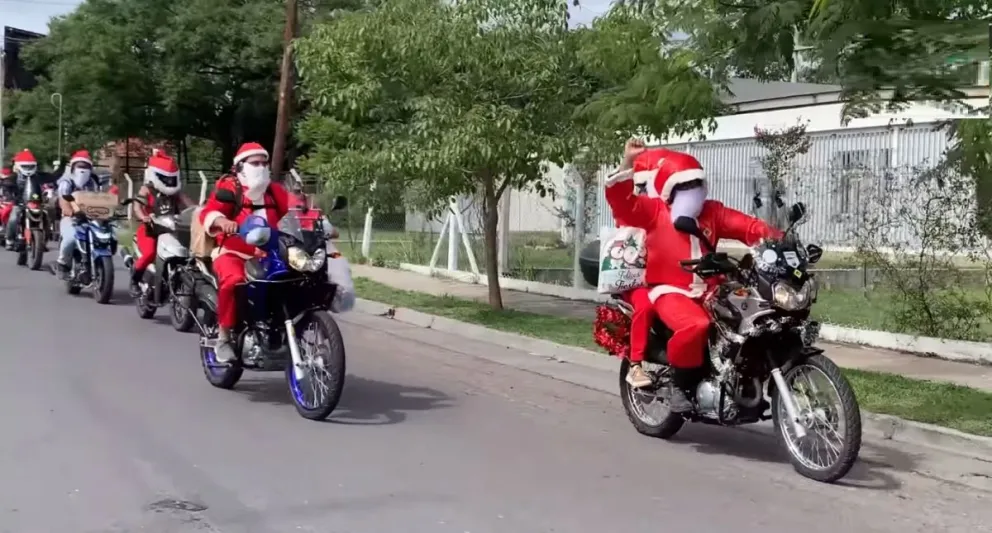 Espíritu navideño en Salta: disfrazados de Papá Noel, visitaron los barrios más vulnerables