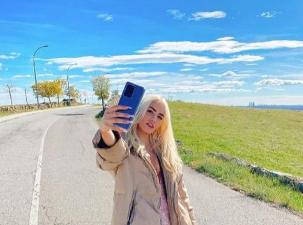 Lali Espósito causa furor en su paso por Buenos Aires: sol, fotos y mucha sensualidad