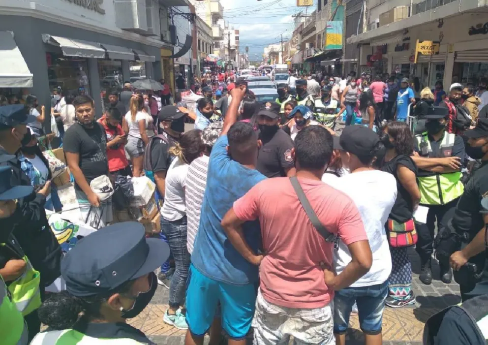El coronavirus se hizo un festín: picante enfrentamiento entre manteros y policías en pleno centro