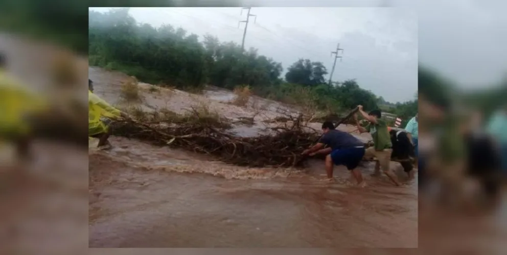 [TERRIBLES IMÁGENES] Temporal en el norte salteño: la policía tuvo que asistir a varias familias