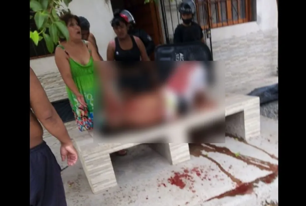 Sangrienta Navidad en Salta: lo apuñalaron en la vía pública y quedó tirado en un charco de sangre
