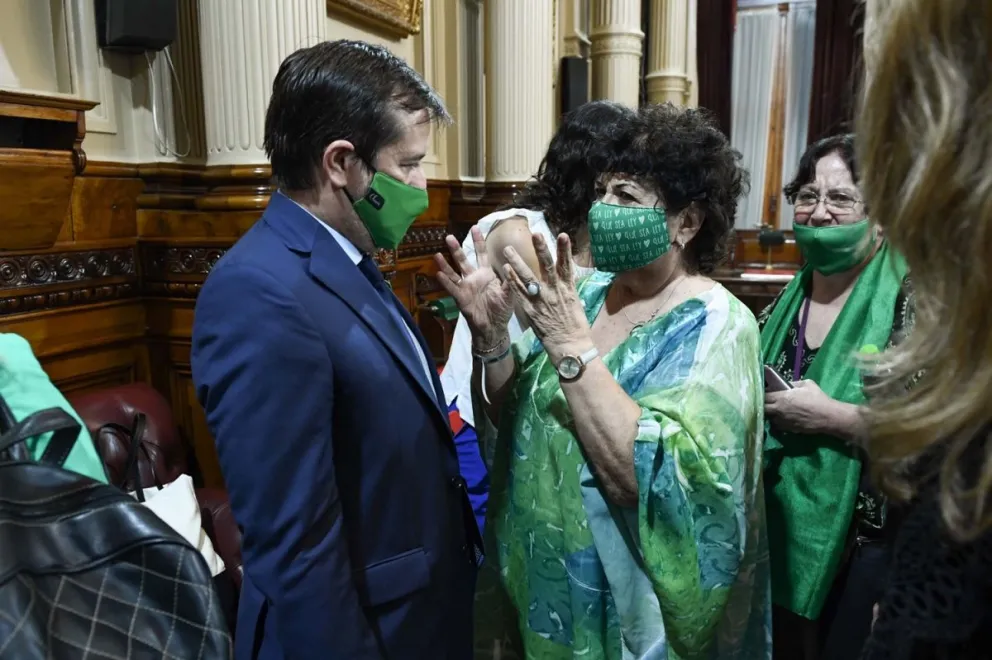 "¿No les parece que es momento de dejarnos cog... en paz?": la polémica exposición de un Senador pro Aborto