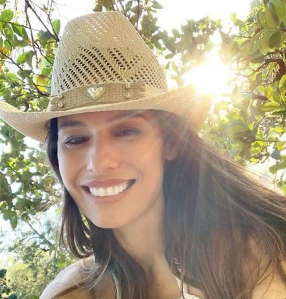 Pampita posó con un atrevido bikini y los rumores de embarazo volvieron a las redes